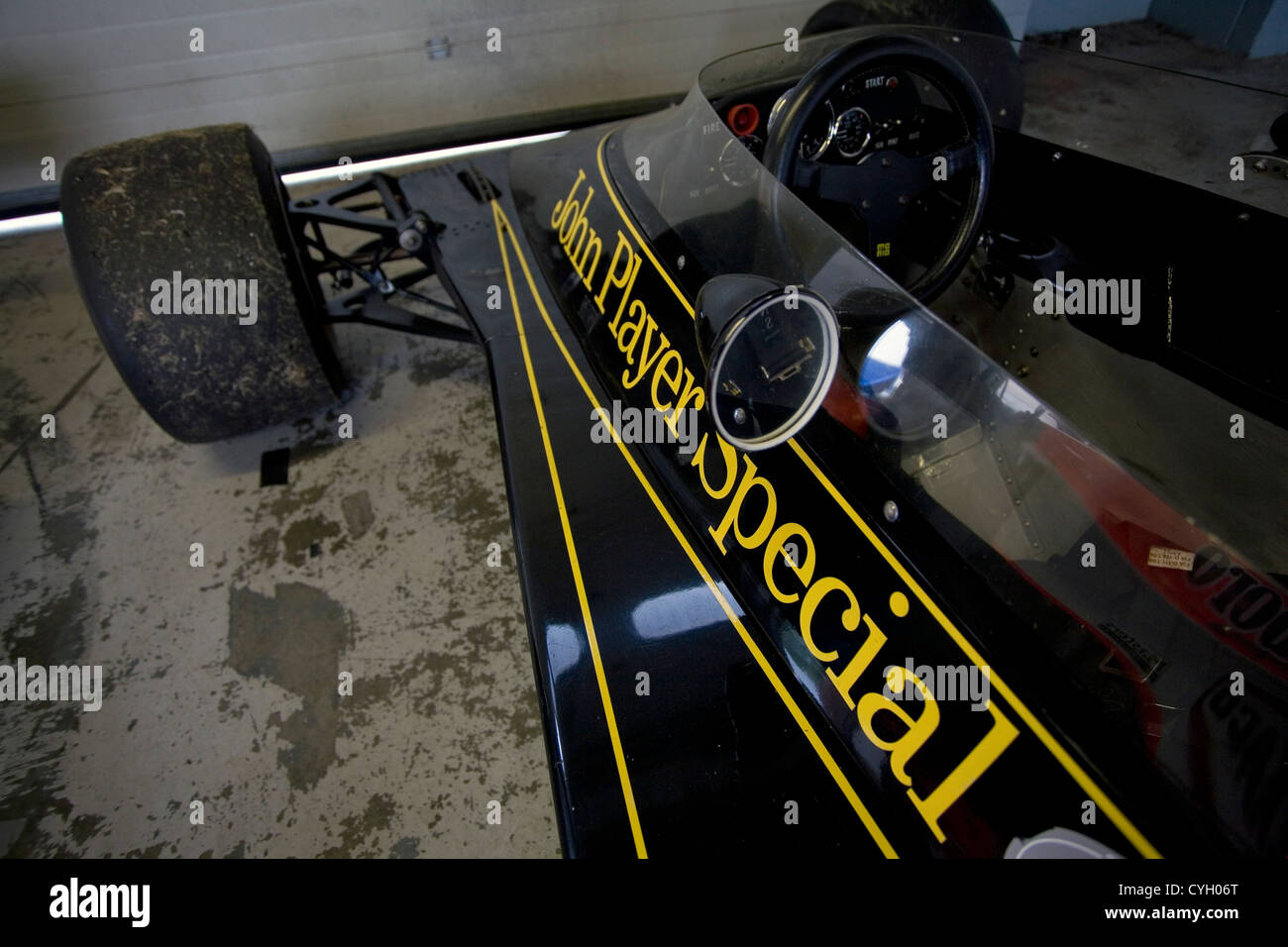 Il cockpit di un John Player Special sponsorizzato classic car racing i box a una pista da corsa. Foto Stock