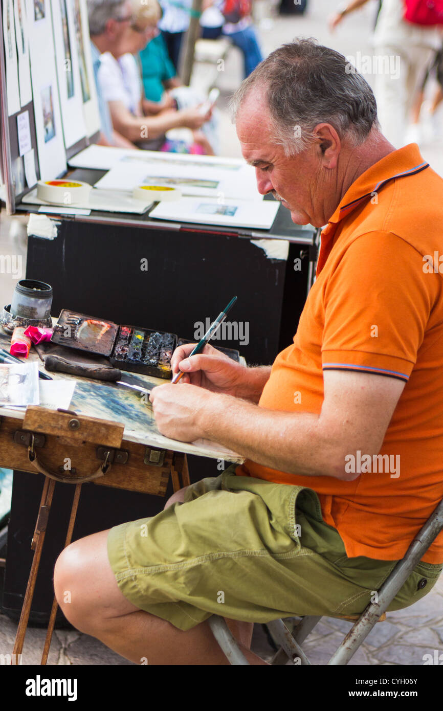 Artista sull'uomo che disegna arte, lungomare vicino Piazza San Marco Venezia Italia Foto Stock