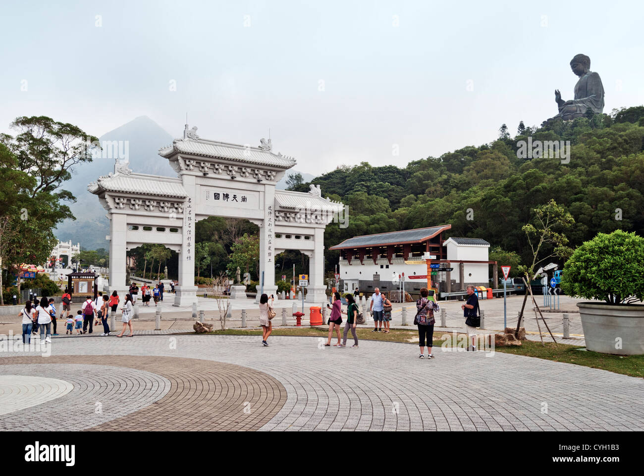 Gateway e approccio a Tian Tan Buddha, Isola di Lantau, Hong kong Foto Stock