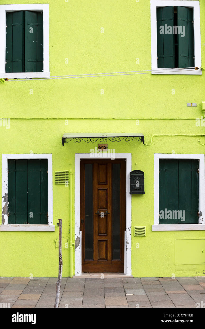 Un calce-casa verde scuro con persiane verdi alle finestre Foto stock -  Alamy