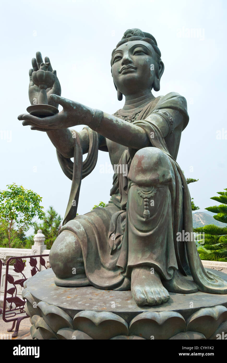 Tian Tan Buddha, l offerta dei sei Deva, Isola di Lantau, Hong Kong Foto Stock