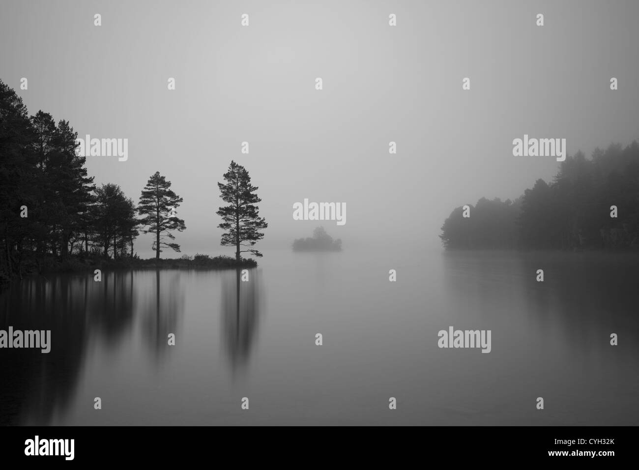 Foschia mattutina a Loch Eilein, Scotland, Regno Unito. Foto Stock