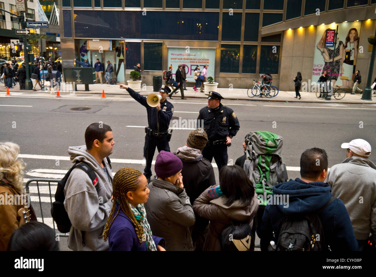 NEW YORK - 2 novembre: pendolari attendere a lungo linee per il servizio di autobus intorno a Grand Central post uragano Sandy Novembre 2, 2012 in New York City. (Foto di Donald Bowers ) Foto Stock