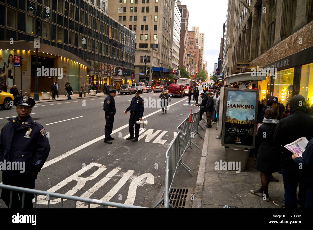 NEW YORK - 2 novembre: pendolari attendere a lungo linee per il servizio di autobus intorno a Grand Central post uragano Sandy Novembre 2, 2012 in New York City. (Foto di Donald Bowers ) Foto Stock