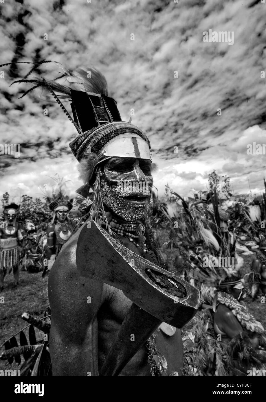 Highlander Guerriero con un'ascia durante il Mount Hagen cantare cantare spettacolo culturale, Mt Hagen, Highlands Occidentali, Papua Nuova Guinea Foto Stock