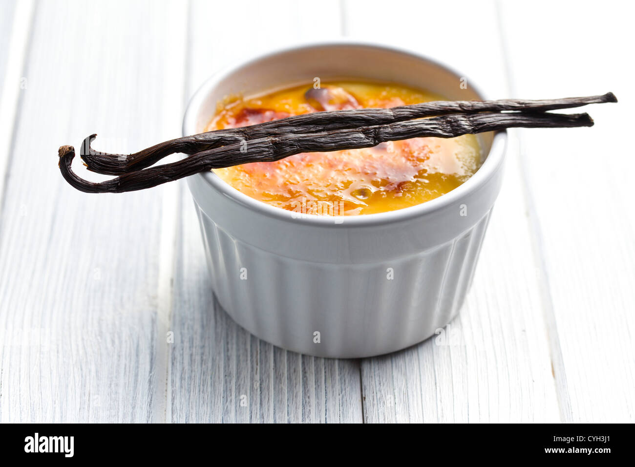 Le creme brulee in ceramica ciotola con il baccello di vaniglia Foto Stock