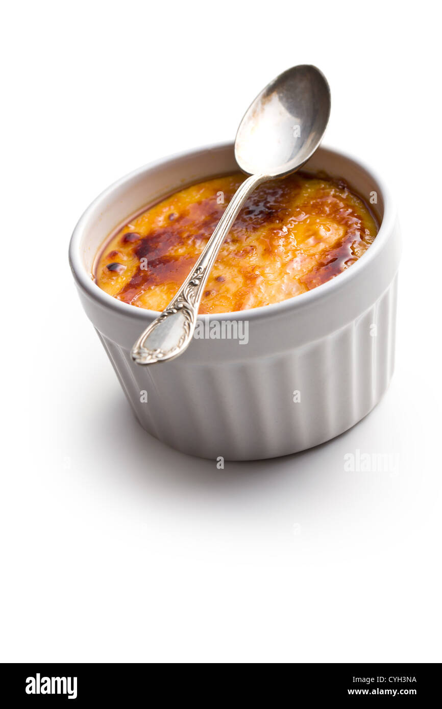 Creme brulee nel recipiente di ceramica su sfondo bianco Foto Stock