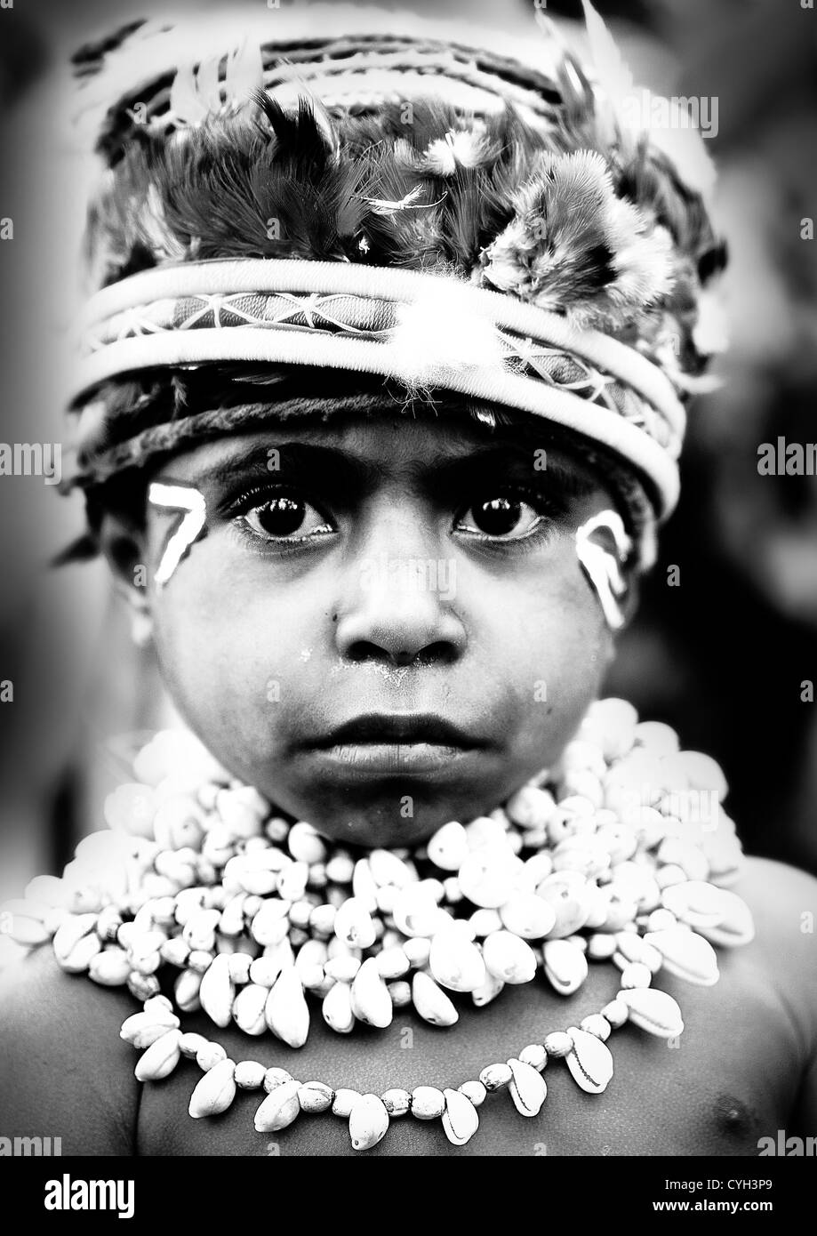 Highlander Boy durante Mt Hagen cantare cantare, Highlands Occidentali, Papua Nuova Guinea Foto Stock