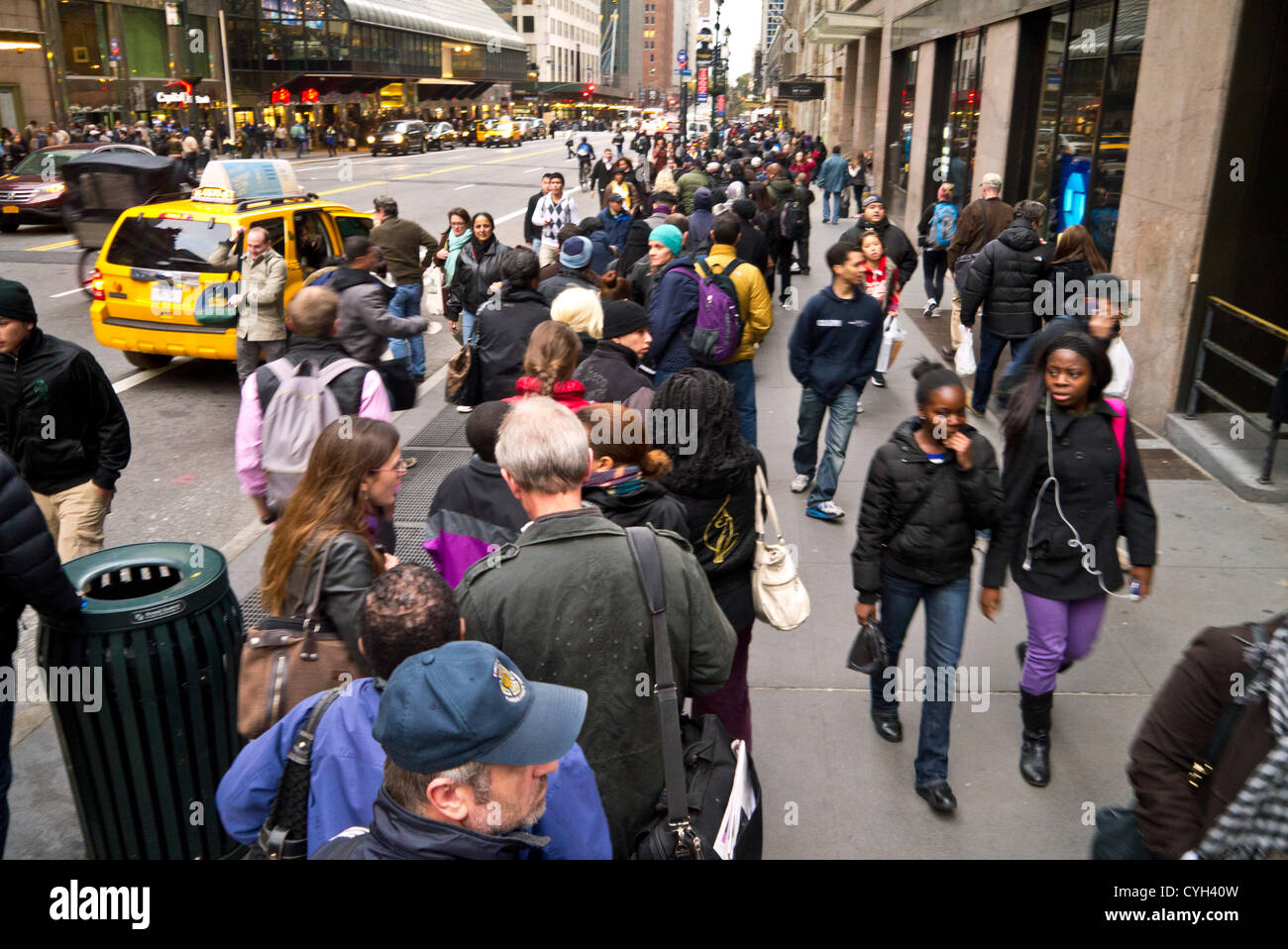NEW YORK - 2 novembre: pendolari attendere a lungo linee per il servizio di autobus intorno a Grand Central post uragano Sandy Novembre 2, 2012 in New York City. (Foto di Donald Bowers ) Foto Stock