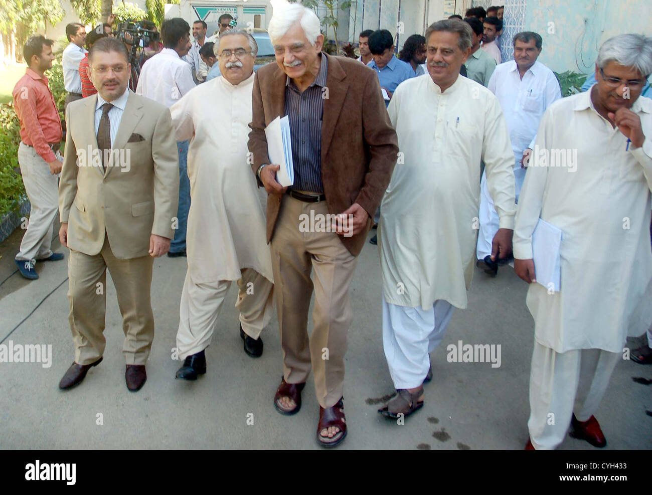 Legge federale il Ministro, Mola Bux Chandio, Senatore (R) Taj Haider e Sindh Informazioni Ministro, Sharjeel Memon esce dalla commissione elettorale del Pakistan (ECP) ufficio dopo la presentazione di una denuncia contro i popoli Party (PPP) MNA Zafar Ali Shah e Leader dei Popoli nazionali delle Parti (NPP) Murtaza Jatoi, a Karachi il Lunedì, Novembre 05, 2012. Foto Stock