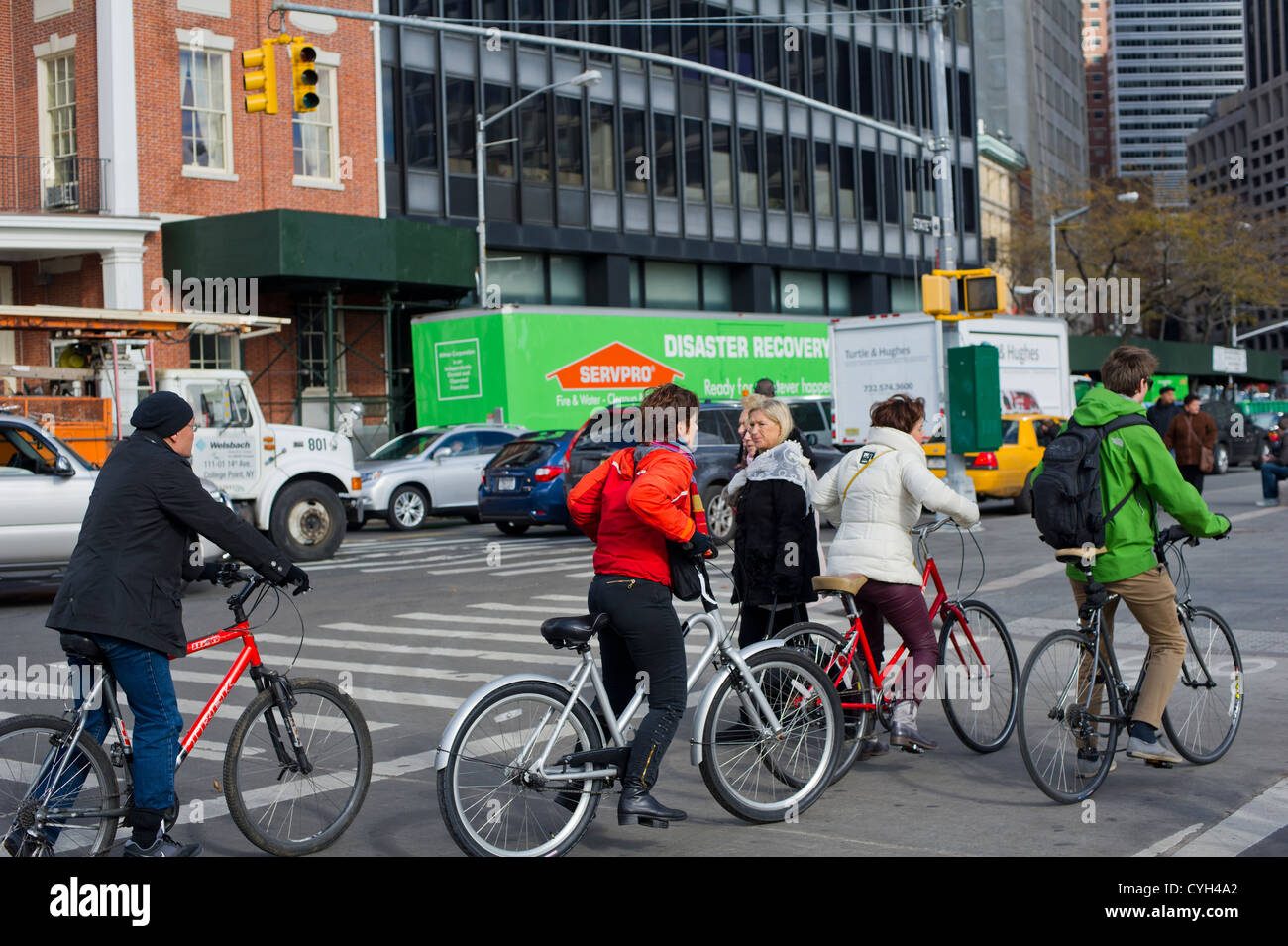 I ciclisti e i pedoni si vede nella parte inferiore di Manhattan a New York Foto Stock