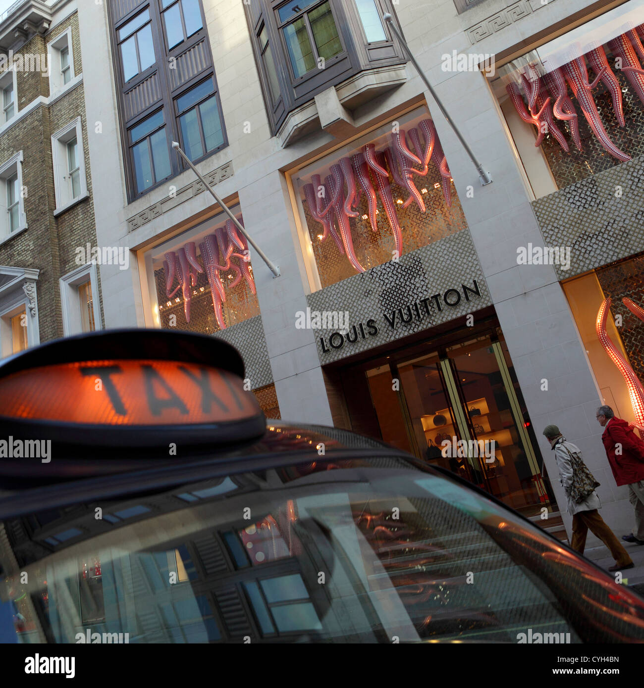 Louis Vuitton flagship store in New Bond Street e Londra taxi a noleggio sign.finestra corrente visualizza (novembre 2012). Foto Stock