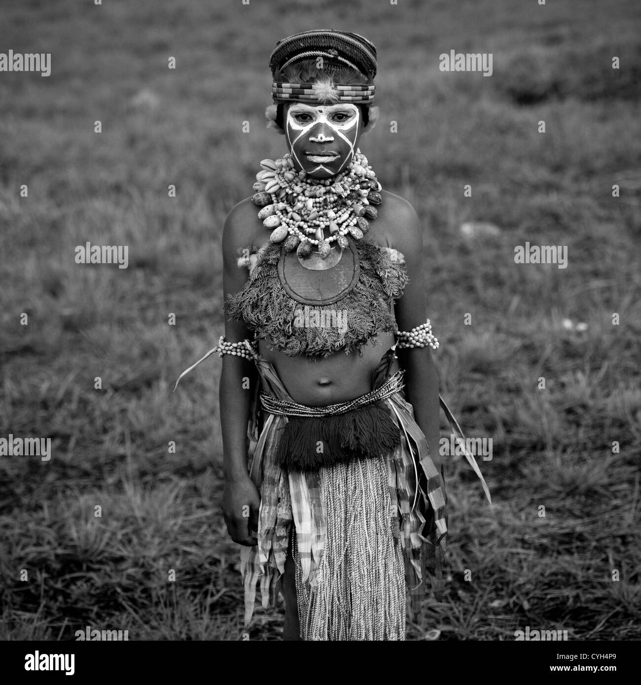 Highlander Kid a Mount Hagen durante il cantare cantare cerimonia, Highlands Occidentali, Papua Nuova Guinea Foto Stock