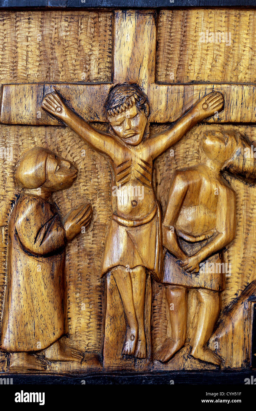 Modo di legno della croce: 12. Stazione, Gesù Cristo sulla croce. In un romano cappella cattolica in Namibia Foto Stock