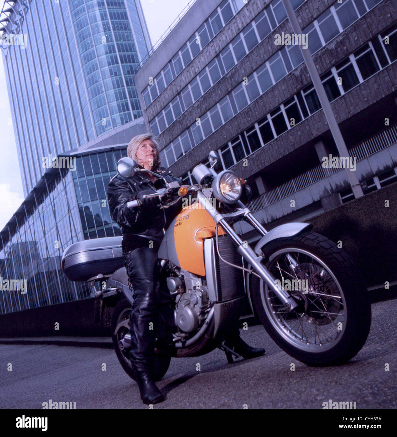 Signora motociclista in London REGNO UNITO Foto Stock