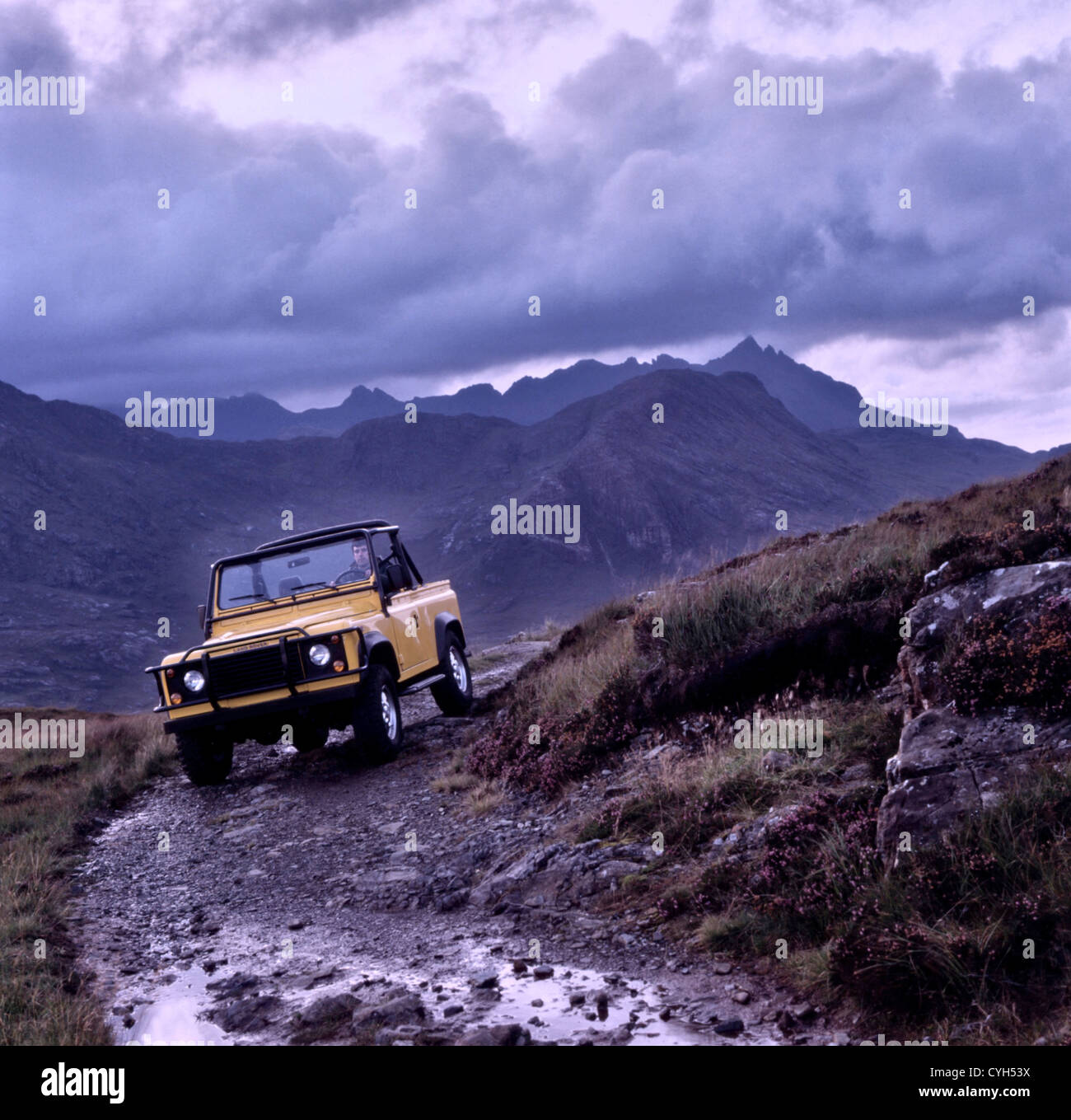 Land Rover Defender 90 V8 degli anni novanta nell'Isola di Skye Foto Stock