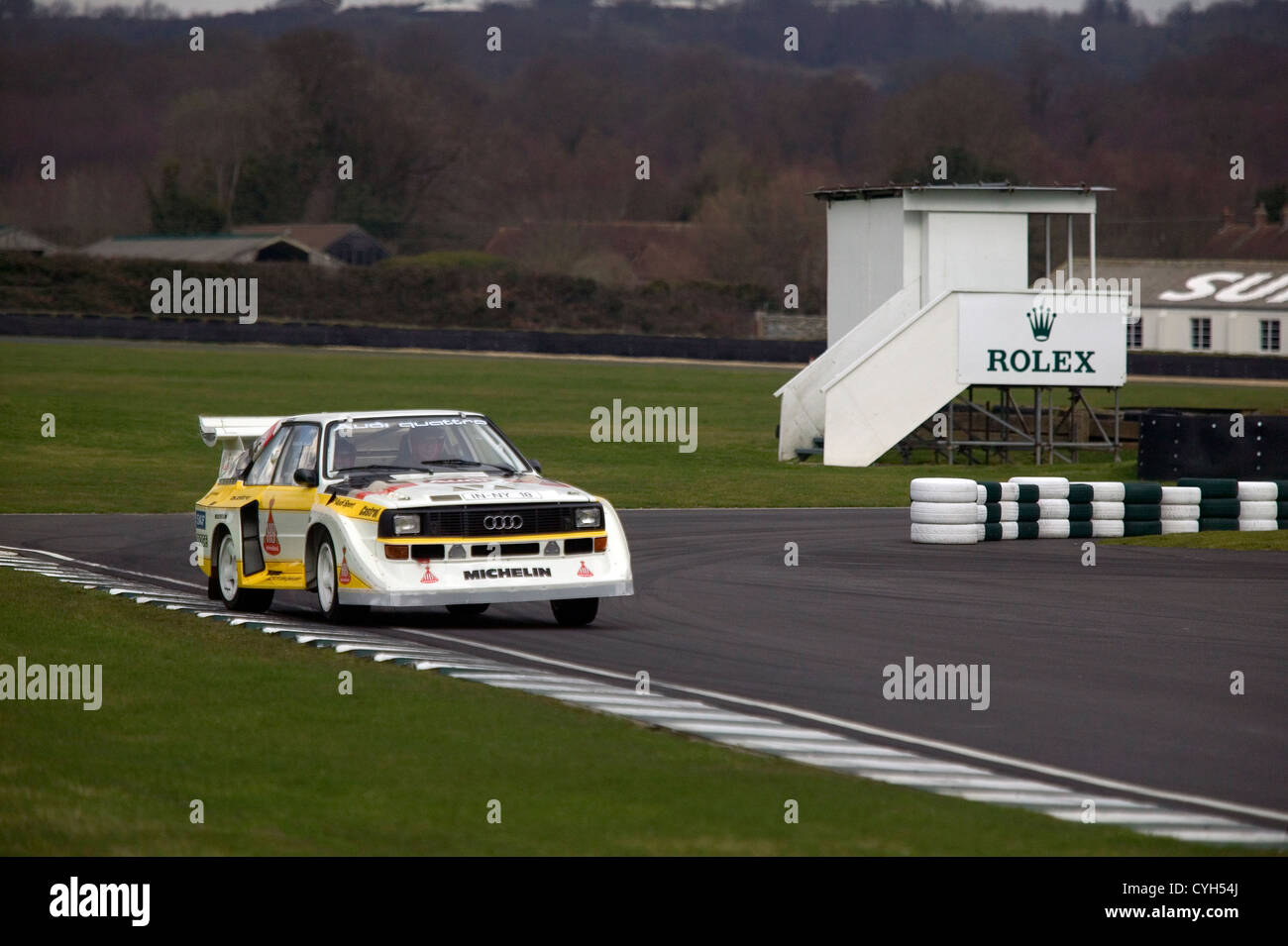 Hannu Mikkola guida Audi Quattro SWB Sport Gruppo B rally car a Goodwood. Foto Stock