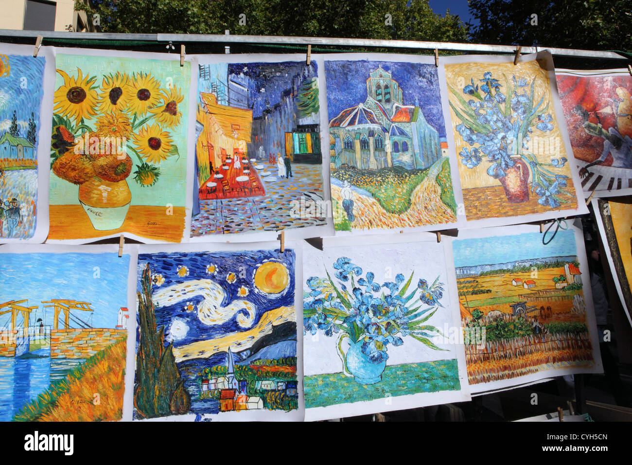 Copie di iconico famose opere di pittura in vendita domenica il mercato delle pulci di El Rastro, Madrid, Spagna Foto Stock