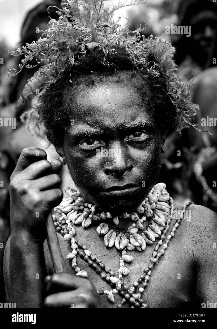 Emira Kid durante il Mount Hagen cantare cantare, Highlands Occidentali, Papua Nuova Guinea Foto Stock