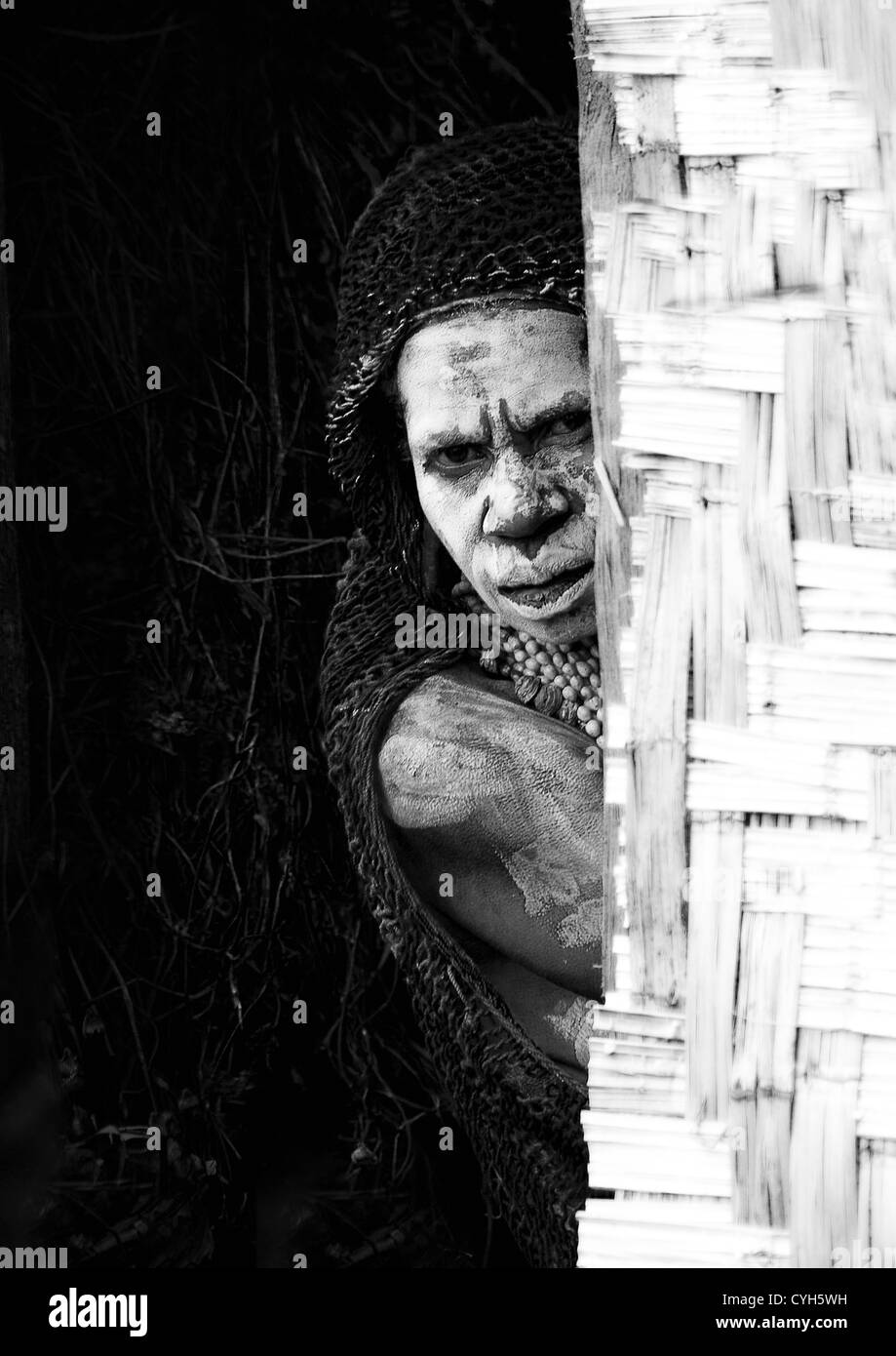 In lutto per donna con lacrime di lavoro collane a Mount Hagen, Highlands Occidentali, Papua Nuova Guinea Foto Stock