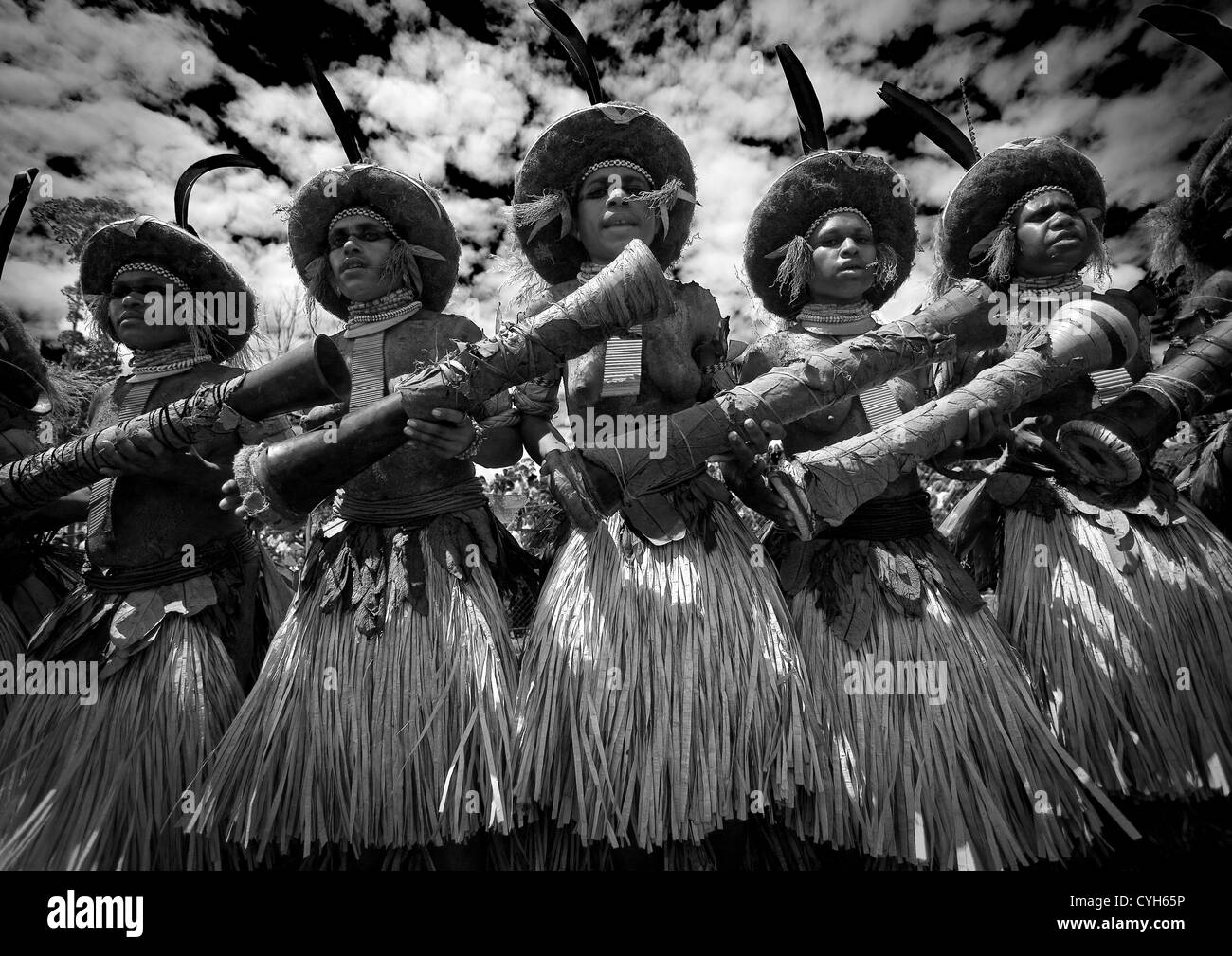Muli Suli tribù le donne da Enga durante un cantare cantare cerimonia, Mount Hagen, highlands Occidentali, Paua Nuova Guinea Foto Stock