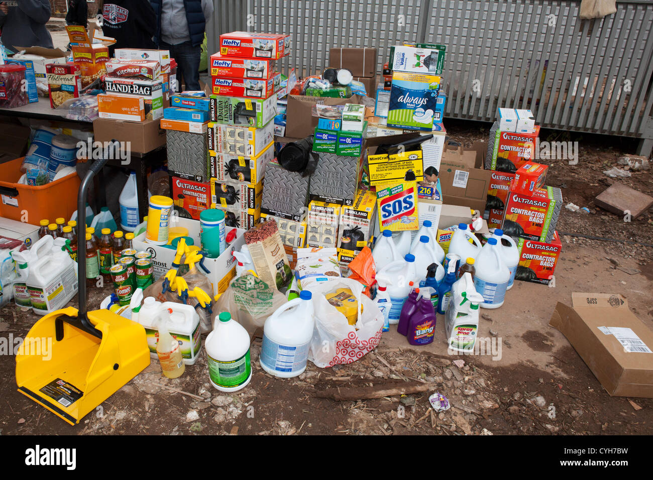 Nov. 4, 2012. Donazioni di materiali per la pulizia nella sezione Tottenville di Staten Island. Foto Stock