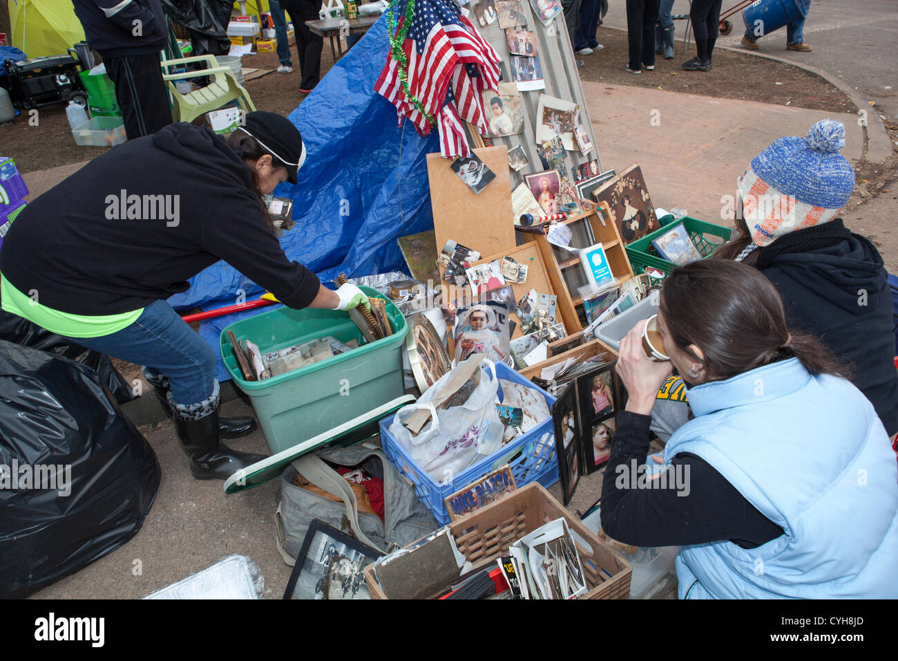 Nov. 4, 2012. I residenti di Tottenville sezione di Staten Island ricerca foto abbattuti dai volontari di macerie causate dall' uragano Sandy Foto Stock
