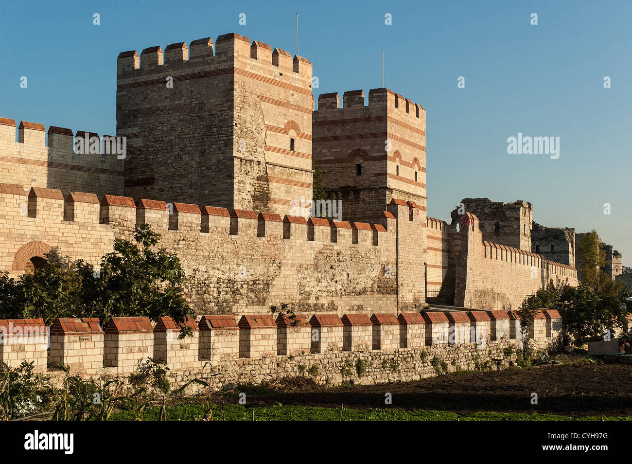 Le mura della città di Istanbul dopo un ripristino parziale Foto Stock