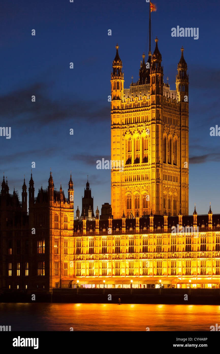 Twilight su Victoria Tower e la Casa del Parlamento lungo il fiume Tamigi e Londra Inghilterra, Regno Unito Foto Stock