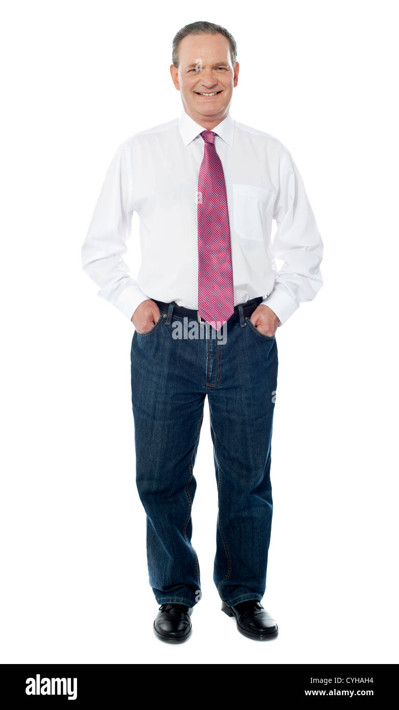 Imprenditore a piena lunghezza verticale. Le mani in tasca Foto Stock