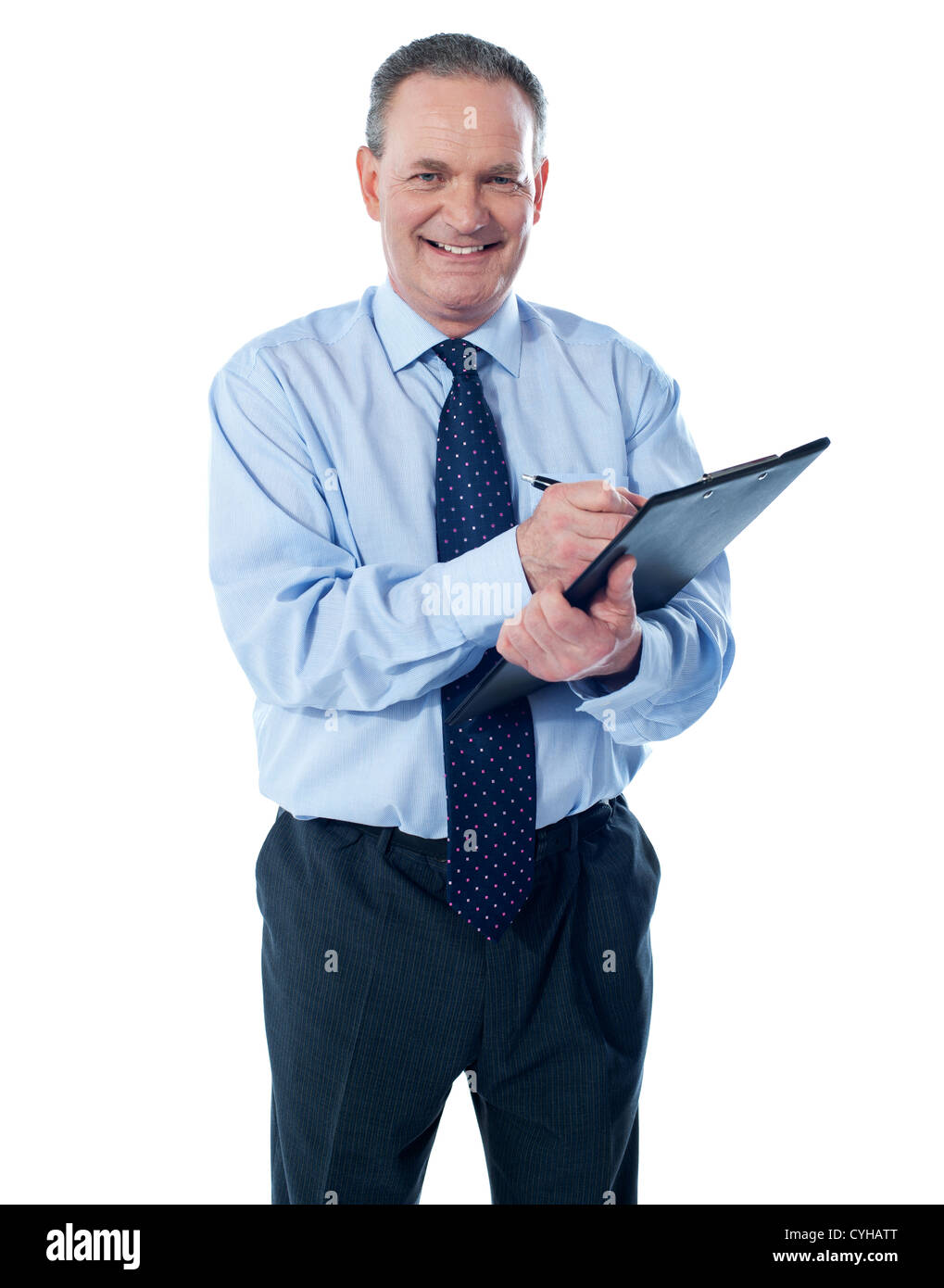 Un sorridente imprenditore etnico scrivere su una cartella appunti isolati contro uno sfondo bianco Foto Stock Un sorridente imprenditore etnico scrivere su una cartella appunti isolati contro uno sfondo bianco Foto Stock