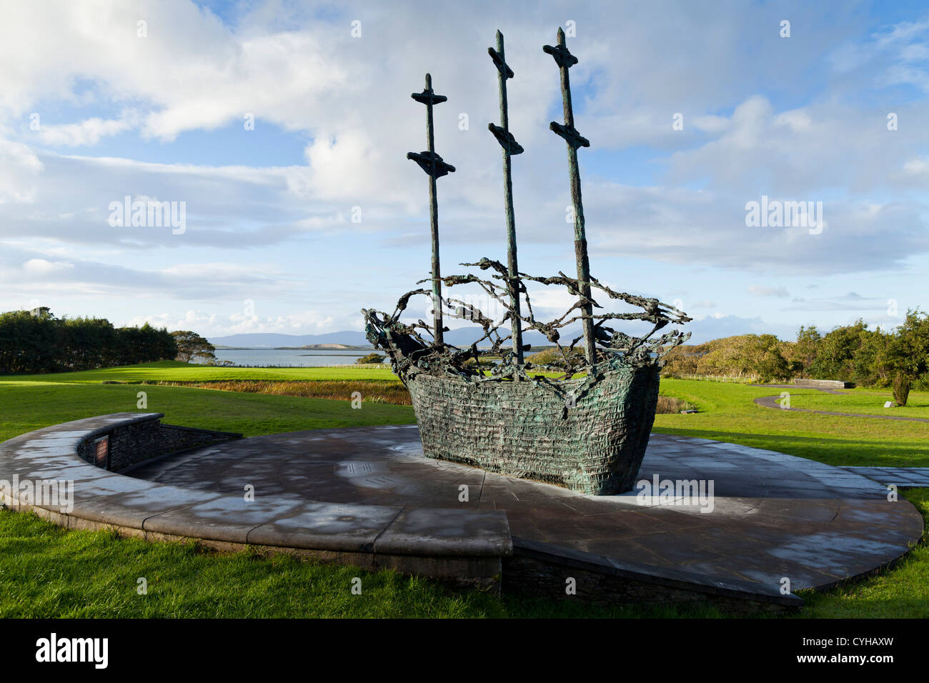 La carestia nazionale Memorial, artista John Behan, a Murrisk, sulle rive della Baia di Clew, County Mayo, Irlanda Foto Stock