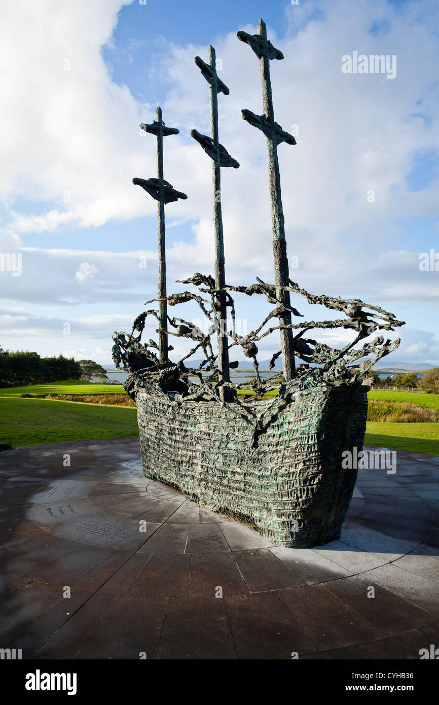 La carestia nazionale Memorial, artista John Behan, a Murrisk, sulle rive della Baia di Clew, County Mayo, Irlanda Foto Stock