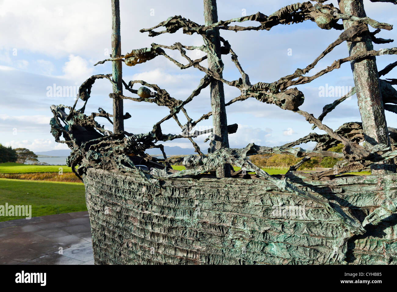 La carestia nazionale Memorial, artista John Behan, a Murrisk, sulle rive della Baia di Clew, County Mayo, Irlanda Foto Stock