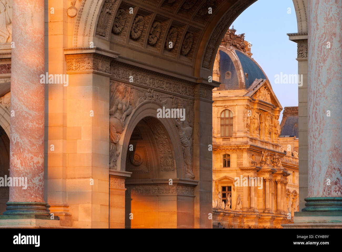 Impostazione della luce solare sullo Arco di Trionfo du Carrousel con il Musee du Louvre al di là, Parigi, Ile-de-France, Francia Foto Stock