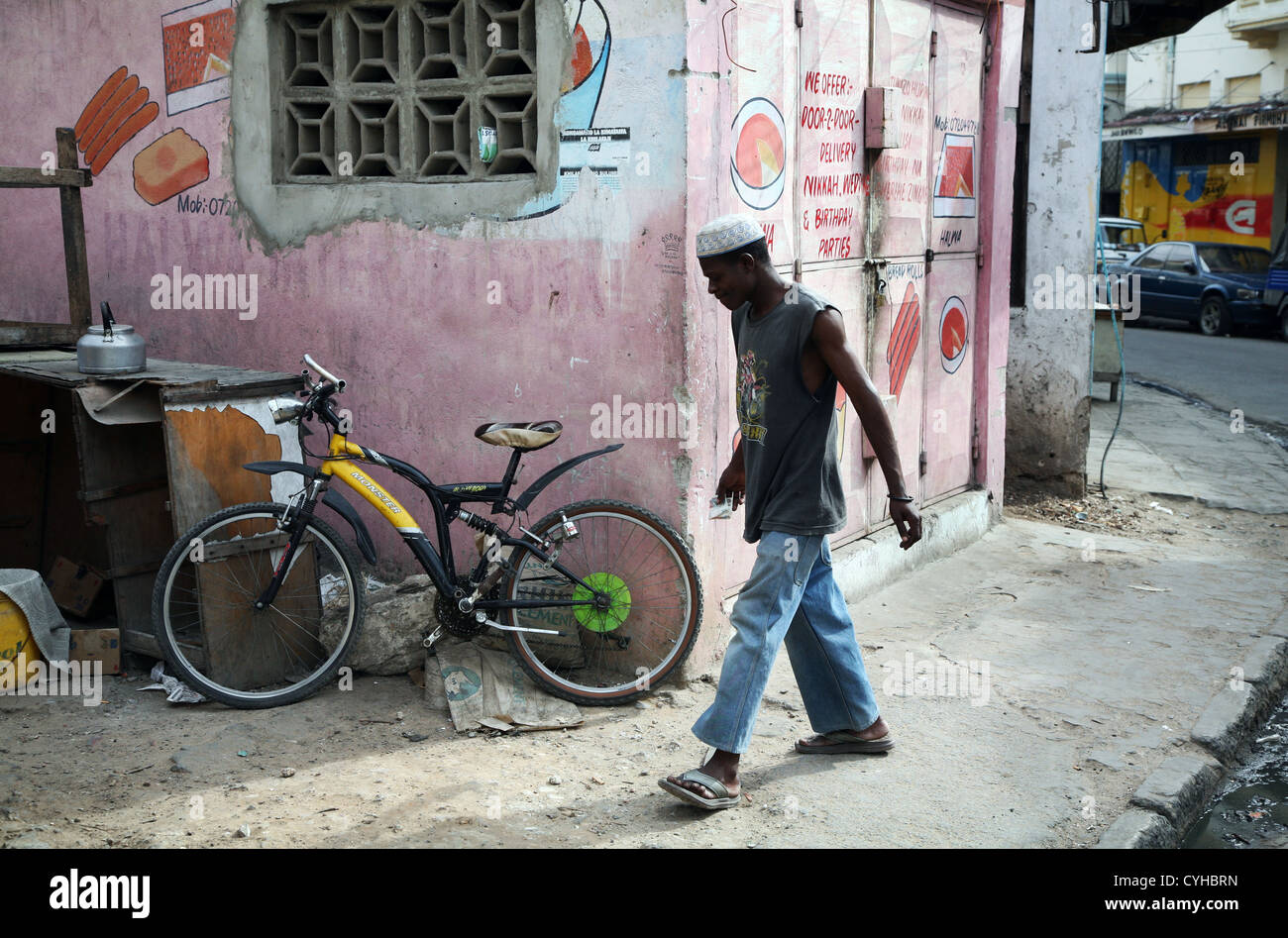 Un uomo su un angolo di strada, Città Vecchia, Mombasa, Kenya, Africa Orientale. 8/2/2009. Fotografia: Stuart Boulton/Alamy Foto Stock