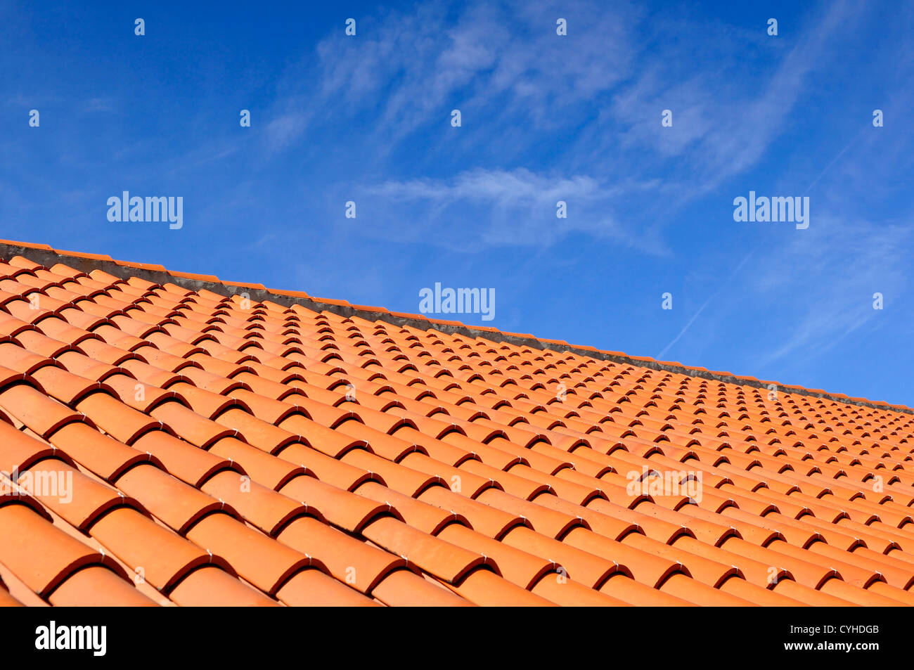 Orange tegole del tetto realizzato a partire da un materiale ceramico e il cielo sopra Foto Stock