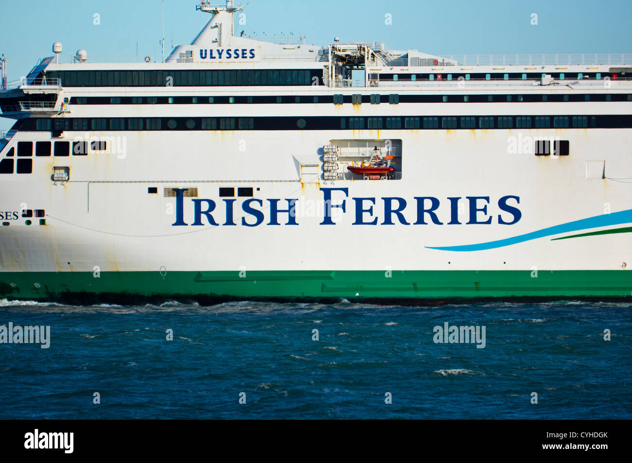 Ulisse Irish Ferries lasciando il porto di Holyhead per Irlanda fronte mare d'Irlanda. Holyhead Anglesey North Wales UK. Foto Stock