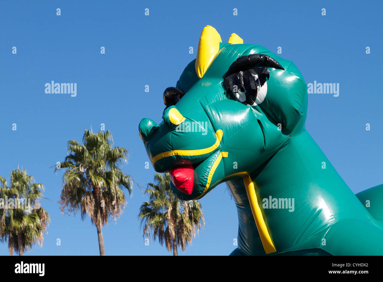 Un verde dinosauro gonfiabile Bouncy Riproduci giocattolo per bambini nella  California del Sud Foto stock - Alamy