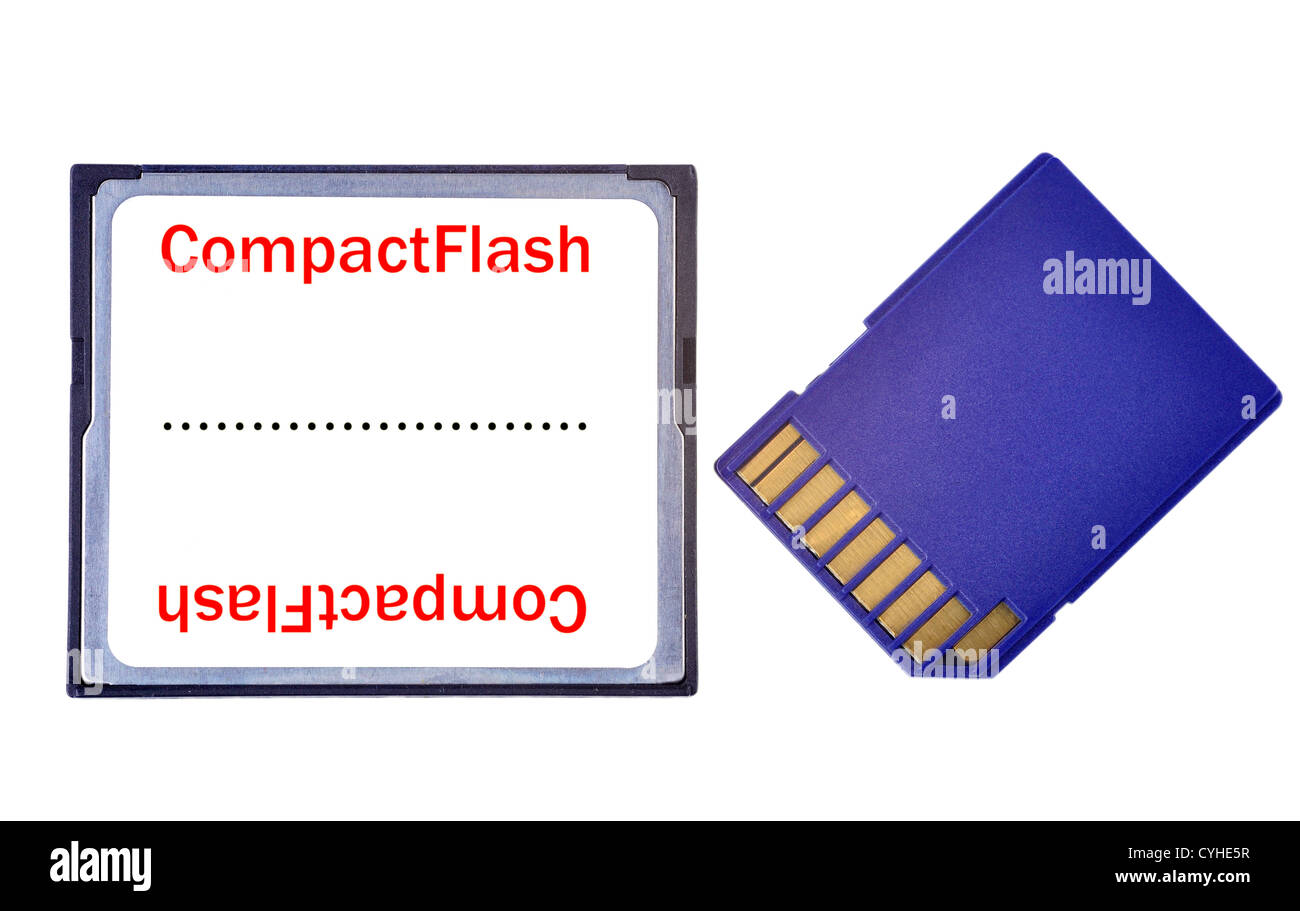 Una Compact Flash e una scheda SD a fianco a fianco, isolato in bianco Foto Stock