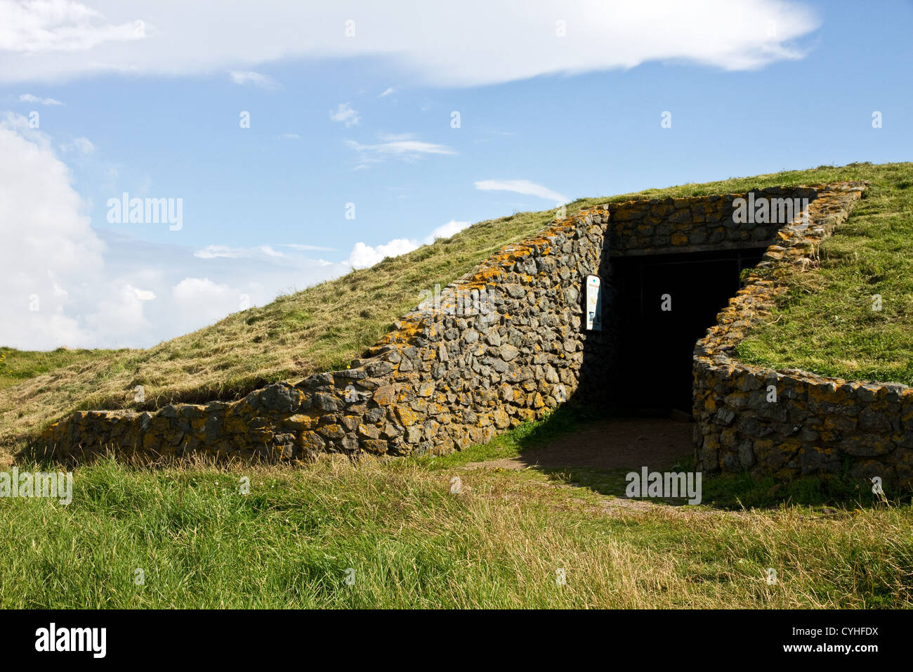 Barclodiad y Gawres sepoltura camera ( Neolitico), nei pressi di Rhosneigr, Anglesey, Galles, Regno Unito Foto Stock