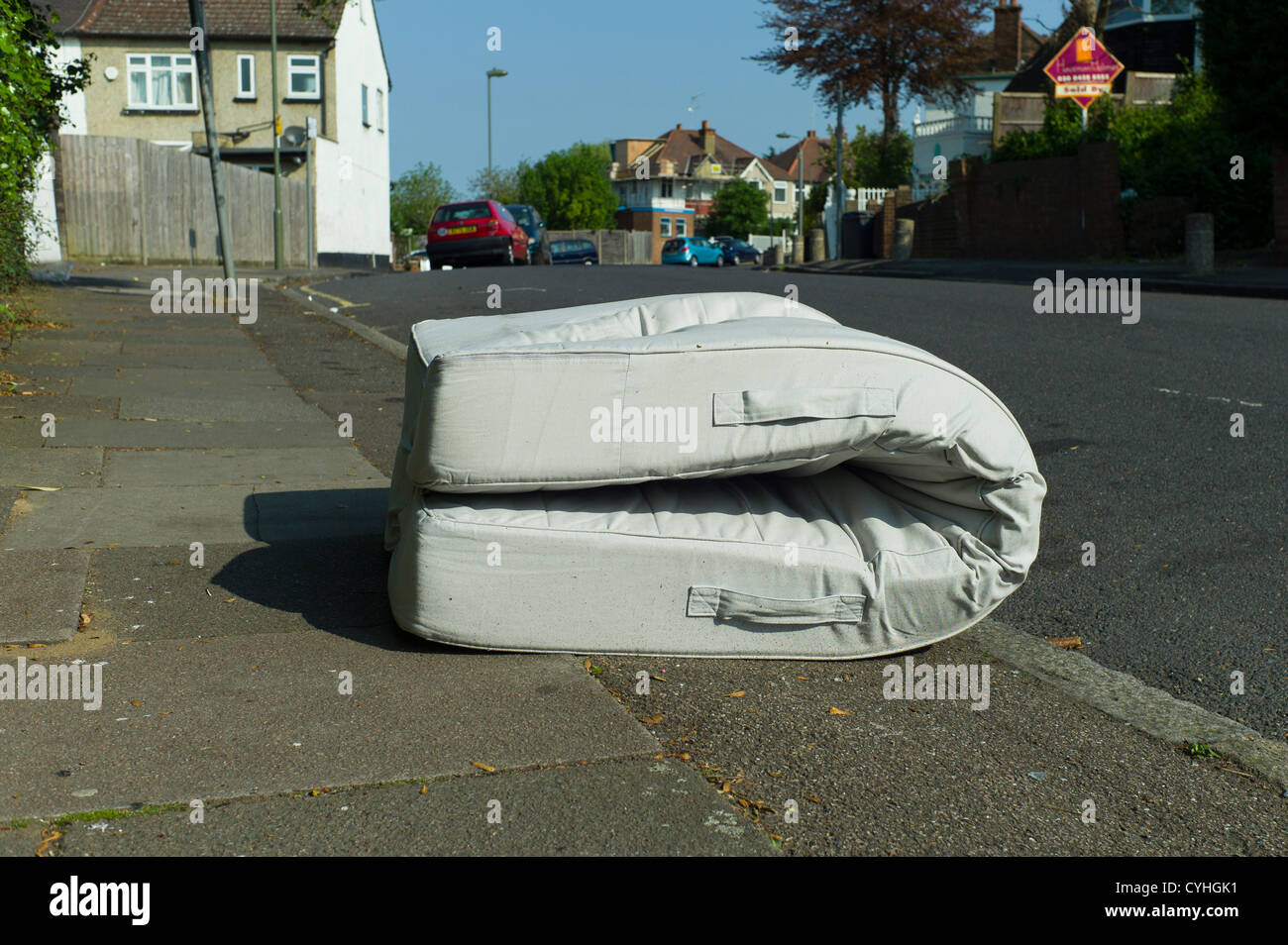 Volare il ribaltamento del vecchio letto materasso in strada a Brent Cross Golders Green, Londra Foto Stock