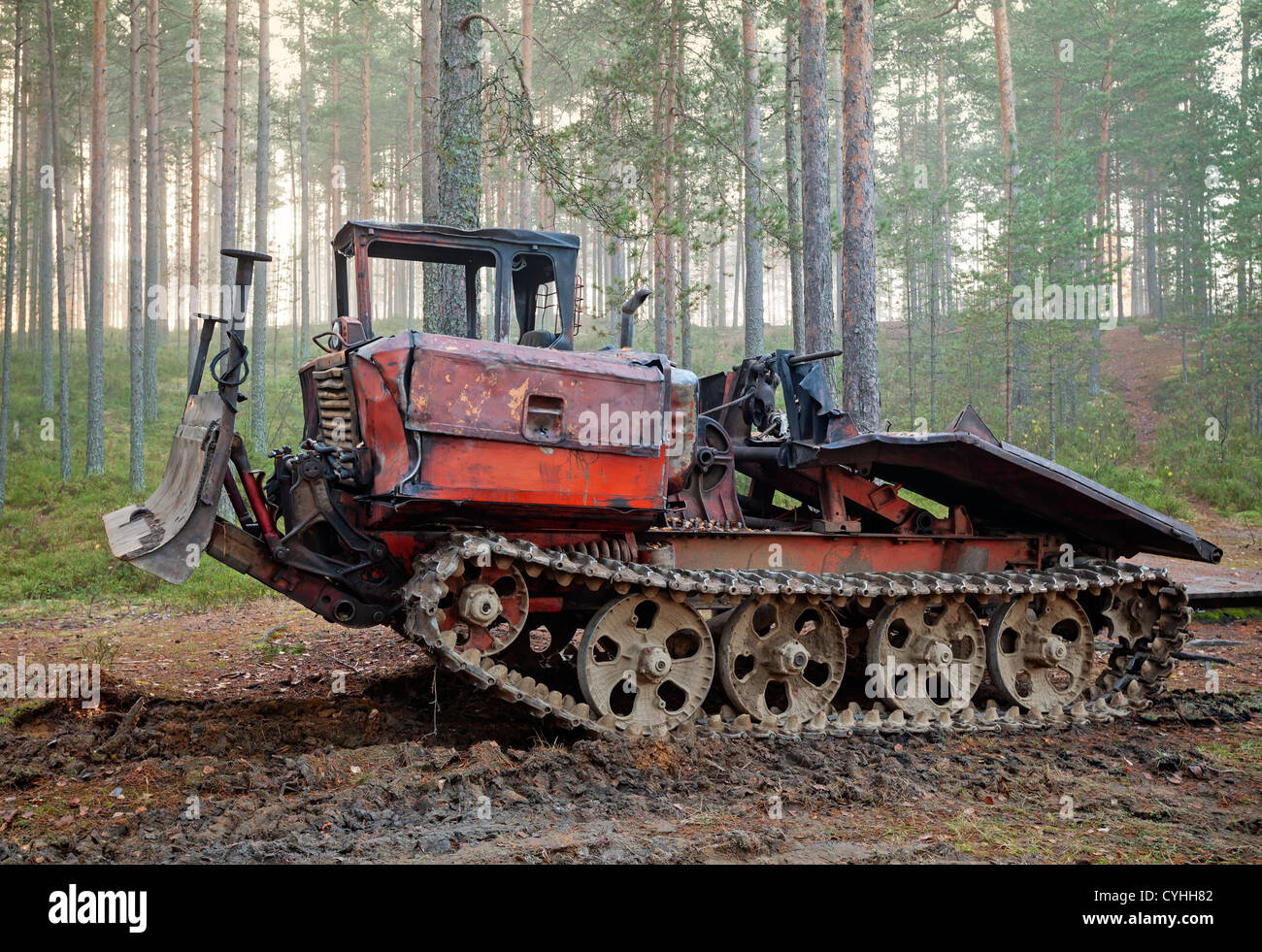 Vecchio arrugginito veicolo fuoristrada sulle vie Foto Stock