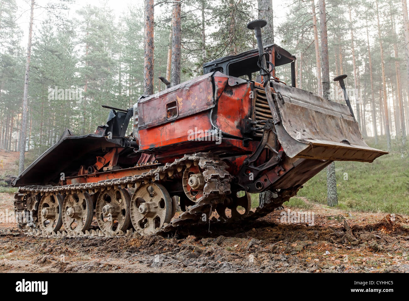 Esperti di rusty veicolo fuoristrada sulle vie Foto Stock