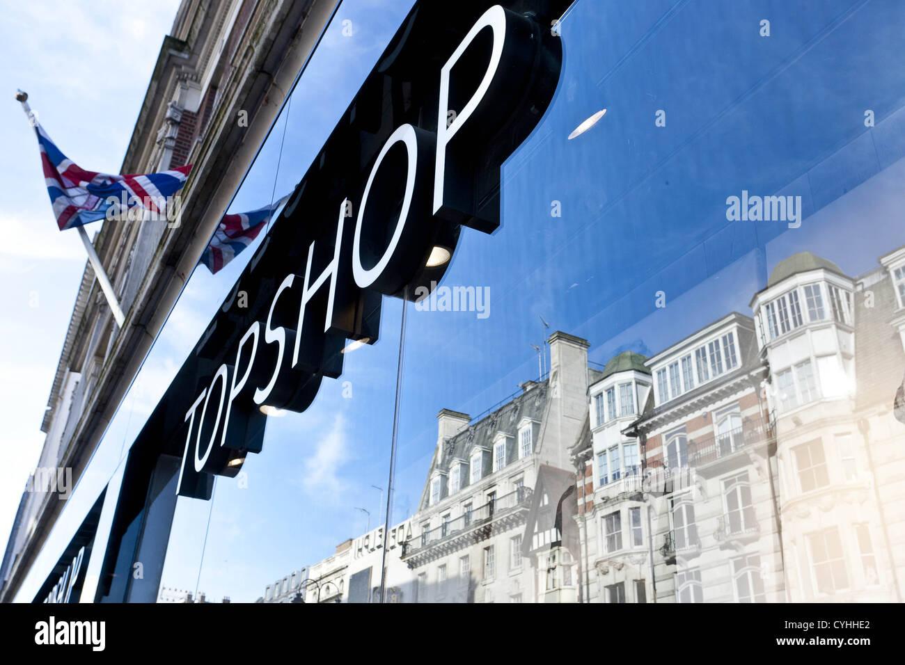 Londra, Regno Unito. 5/11/2012. (Nella foto) TOPSHOP logo è visibile sulla vetrina del negozio Pietro Barbe/Alamy Foto Stock