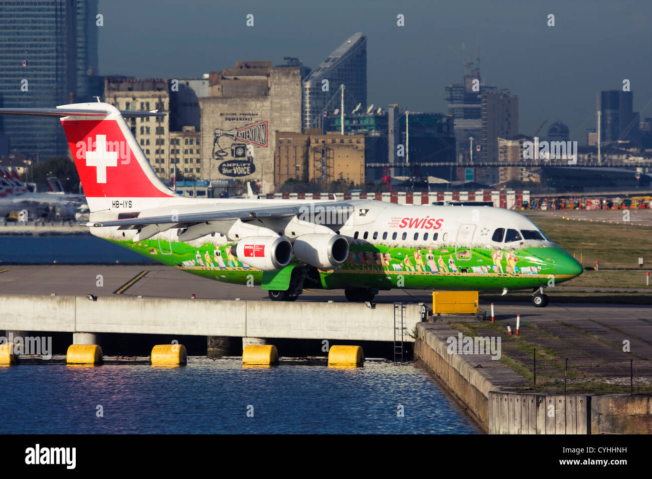 Aereo di linea regionale di Swiss International Air Lines BAE Systems Avro 146-RJ100 al London City Airport, England, Regno Unito Foto Stock