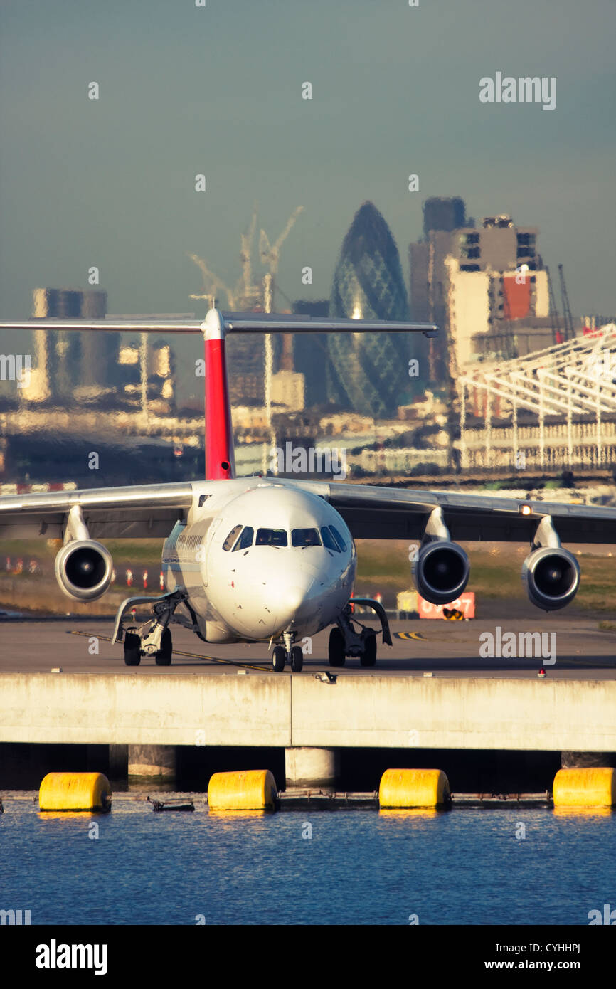 Aereo di linea regionale presso l'Aeroporto di London City, England, Regno Unito Foto Stock