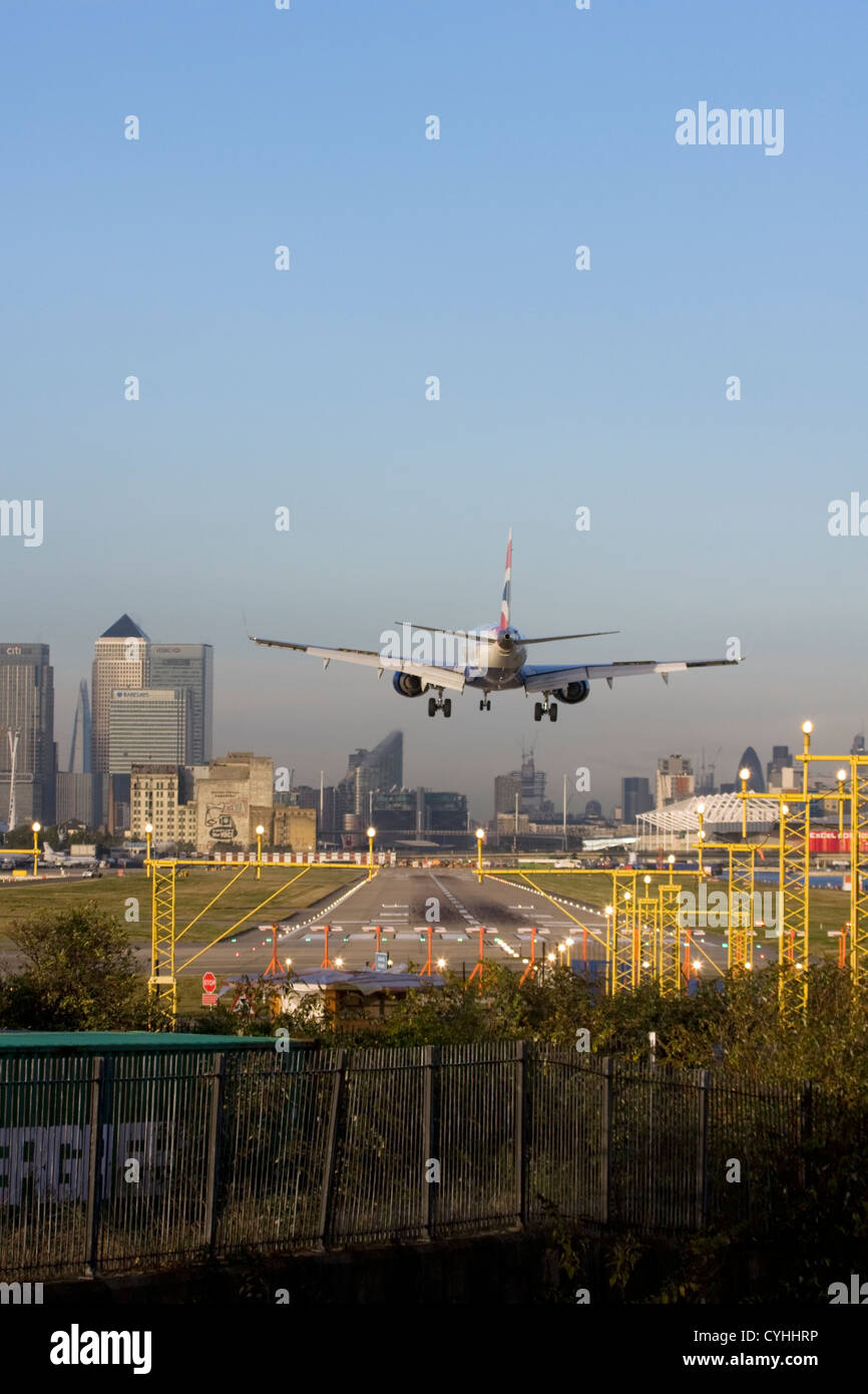 British Airways aereo regionale in atterraggio a London City Airport, England, Regno Unito Foto Stock