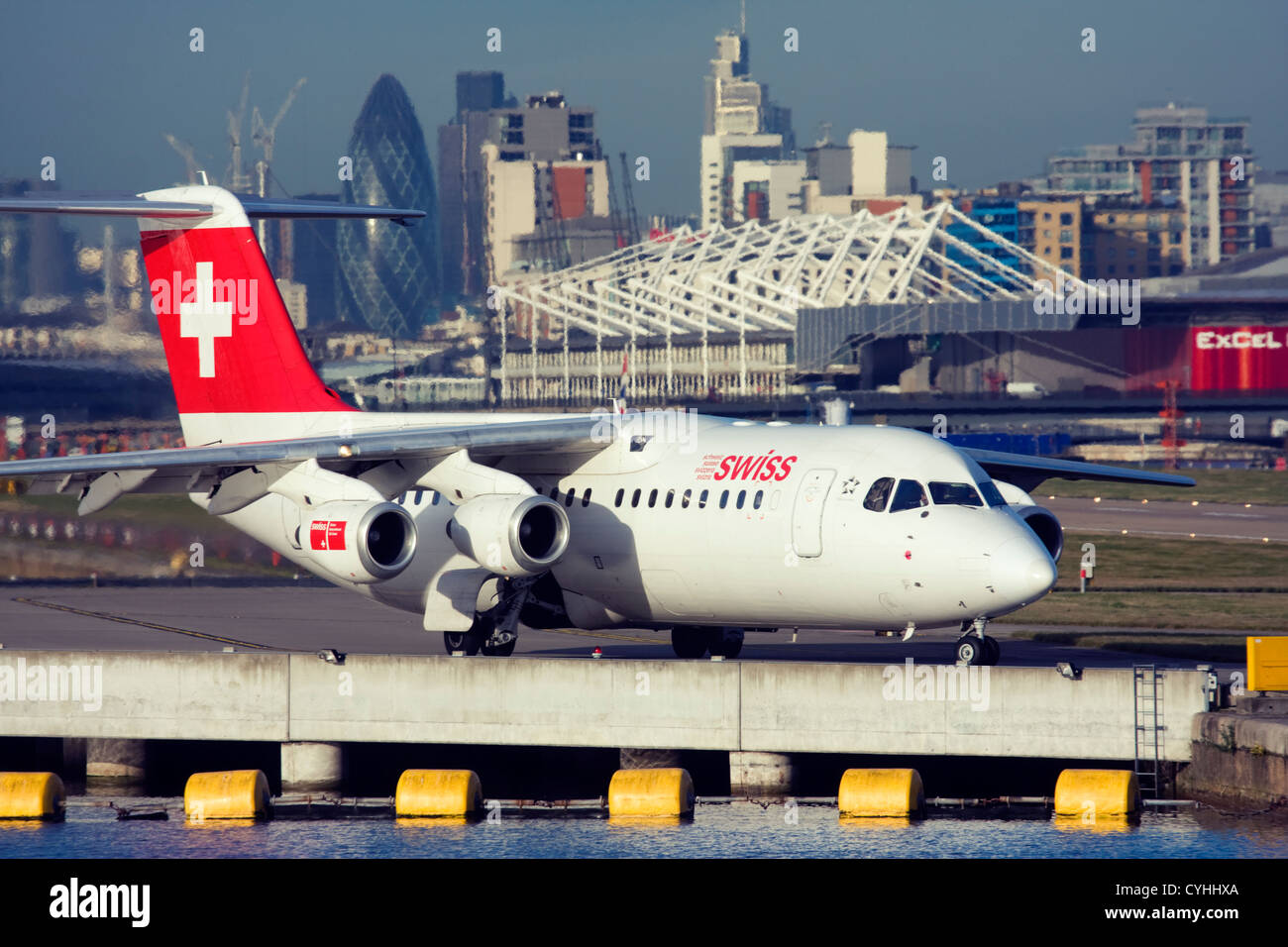Aereo di linea regionale di Swiss International Air Lines BAE Systems Avro 146-RJ100 al London City Airport, England, Regno Unito Foto Stock