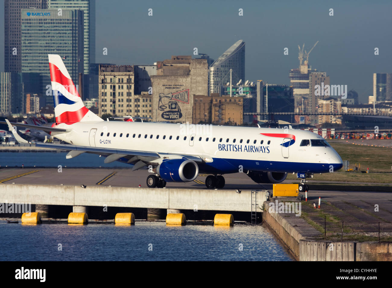 Aereo di linea regionale British Airways (BA Cityflyer Express Limited) Embraer ERJ-190-100LR 190LR al London City Airport, England, Regno Unito Foto Stock